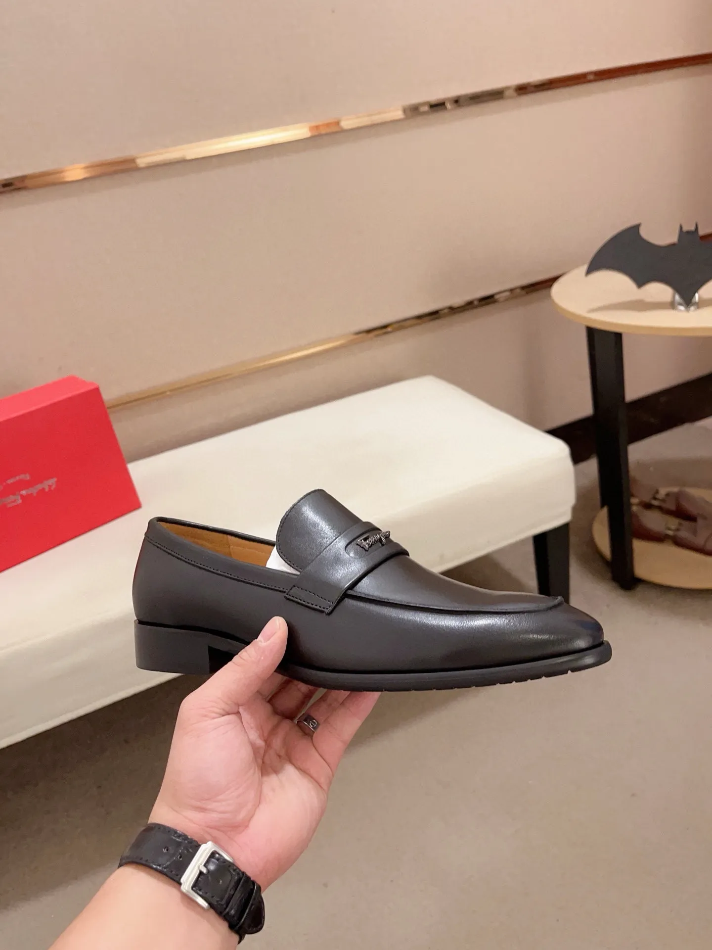 Men's shoes💰: 520💰 High version Ferragamo quality! 🆕🆕Exclusive hot-selling products in stock🔥🔥New products on the shelves, high-quality shoes, high-end driving shoes, with complete packaging! 💪 💪 Material: imported patented cowhide 🐂 + imported high-quality water-dyed cowhide lining + wear-resistant outsole 👍🏻👍🏻 Features: high-end and comfortable, purely handmade 🚀 🚀 Create the perfect shoes that suit you best 🔥 🔥 Size: (38-44) Can be customized 45 non-returnable!